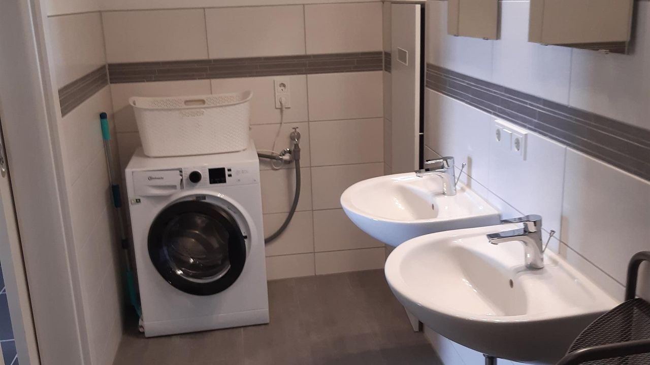 Waschmaschine im großen Badezimmer Waschmaschine im großen Badezimmer